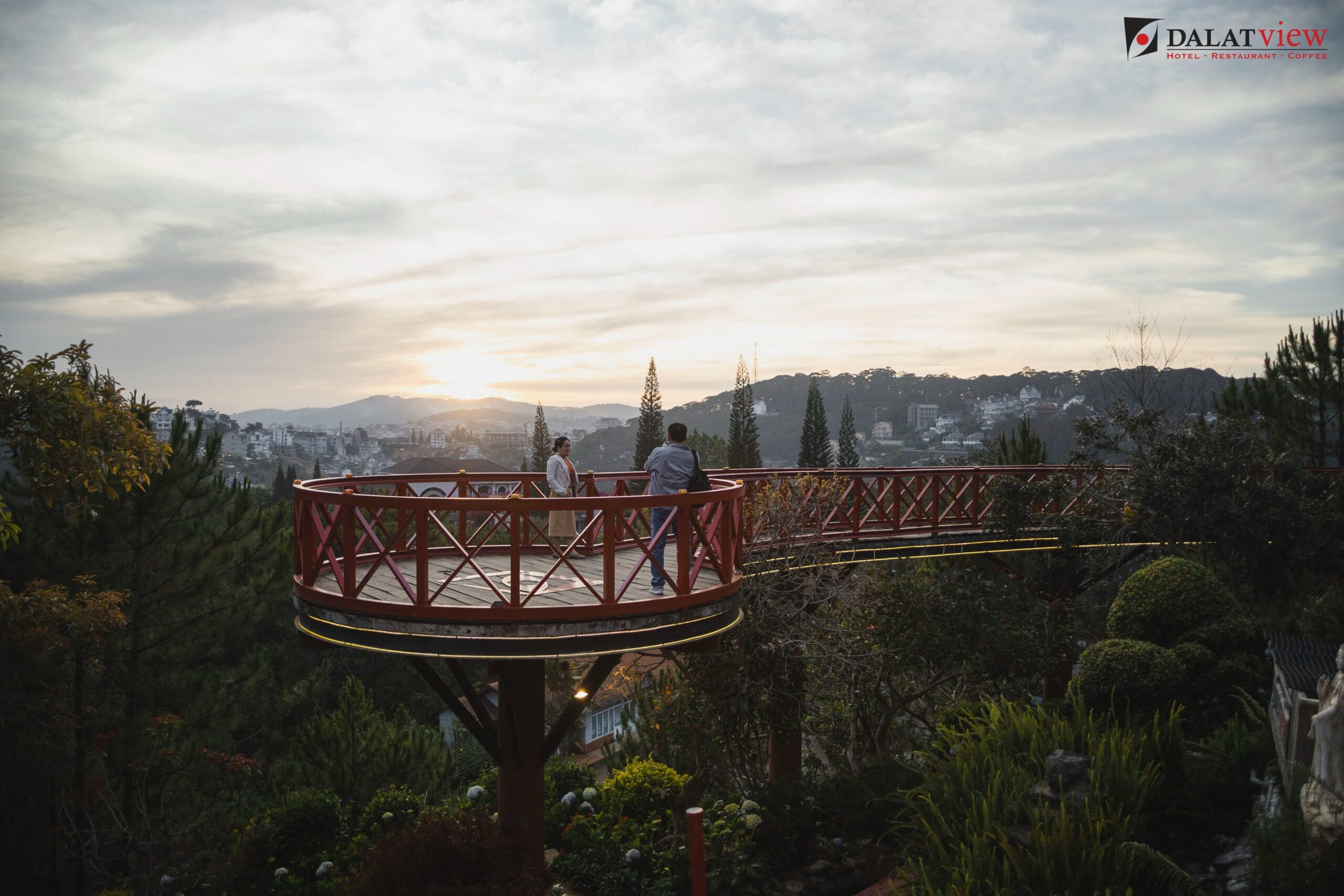 You are currently viewing Quán cà phê Đà Lạt View giữu không gian núi rừng lãng mạn