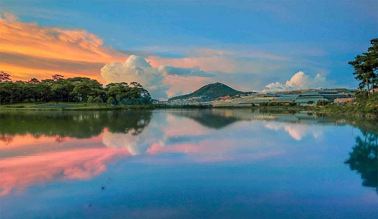 Hồ Than Thở là một hồ nhỏ nằm ở khu vực đông nam của Đà Lạt