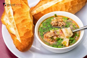 Read more about the article Bánh mì xíu mại Đà Lạt – món ăn đặc sản Đà Lạt bạn không thể bỏ qua